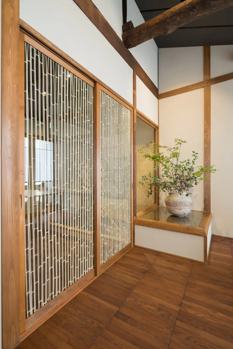 竹格子を用いた引き戸が印象的な和モダン空間の一角