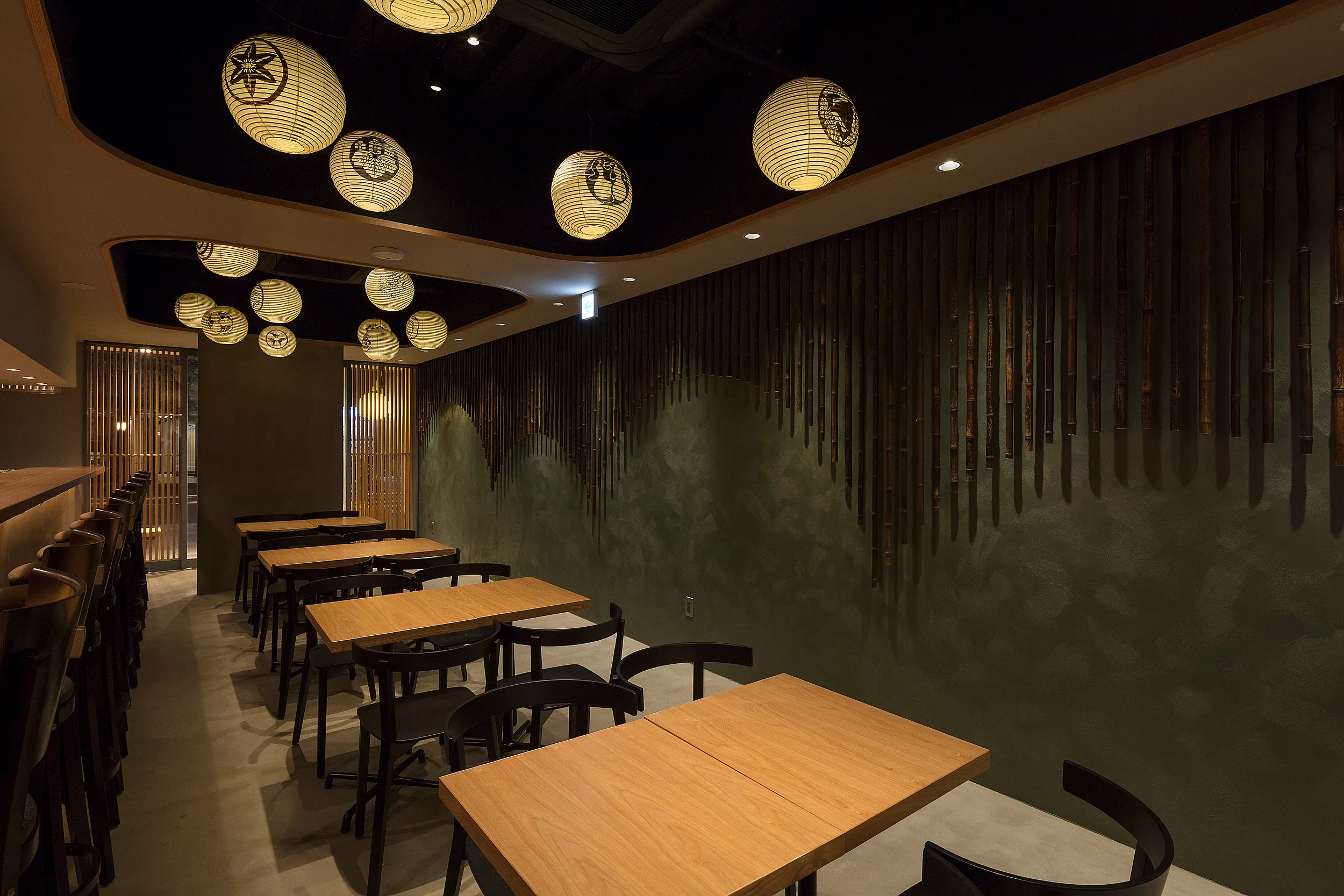 壁面に竹をあしらった上質な和モダン空間の店内インテリア