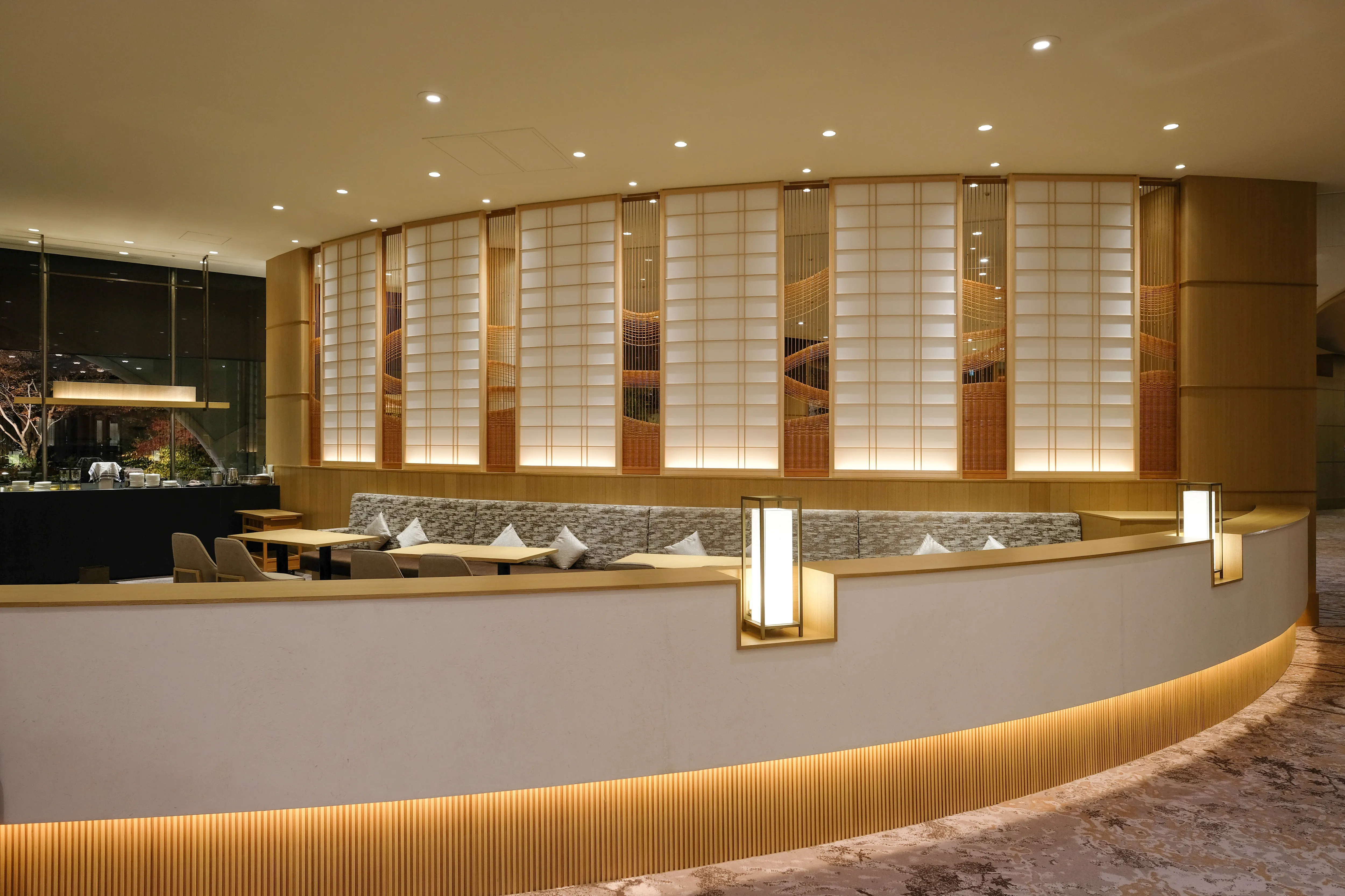 竹のパーティションのある空間