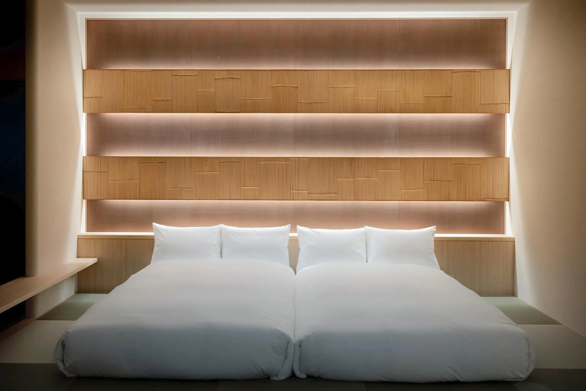 落ち着いた照明加減の寝室