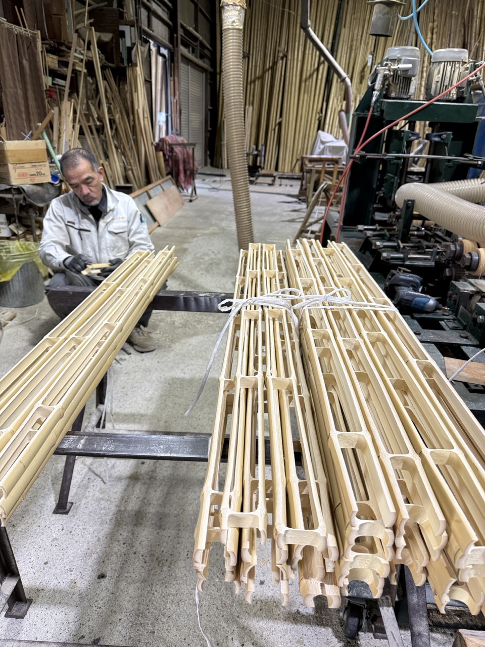 柾割竹の建具を製作中｜東京都内店舗へ納品する竹建材を一本一本手 