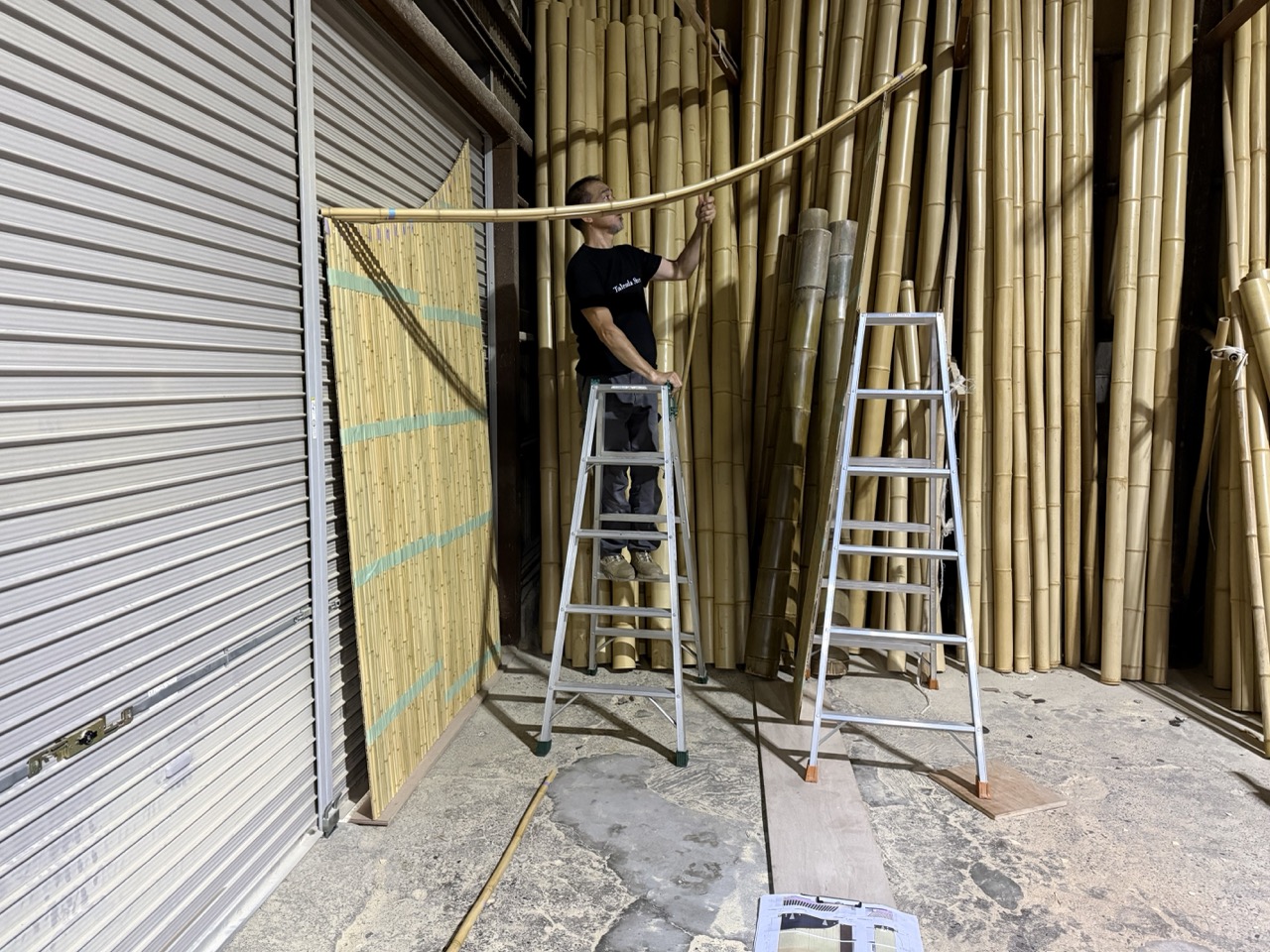 柾割竹の建具を製作中｜東京都内店舗へ納品する竹建材を一本一本手